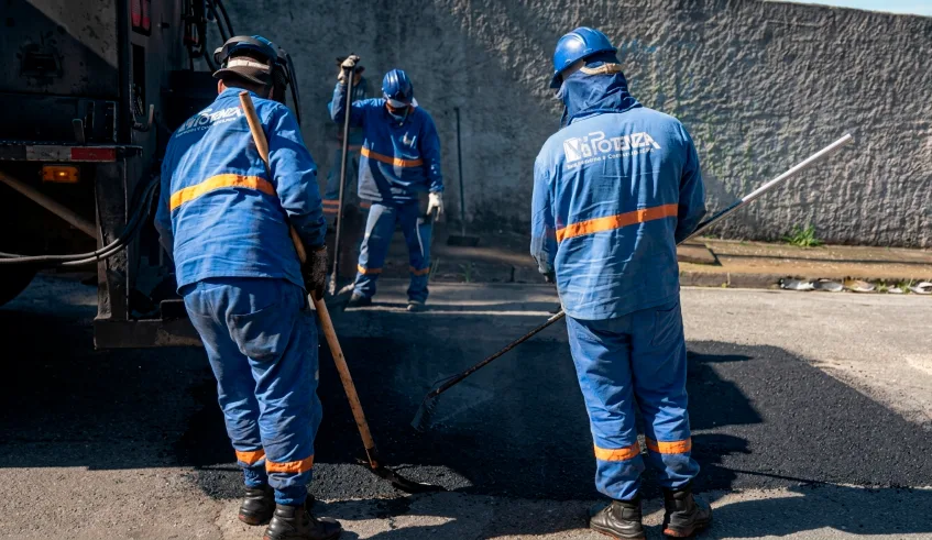 Seis dos bairros que receberão Cata-Tranqueira e mutirão de roçada neste sábado terão também a Mega Operação Tapa-Buraco. Foto: Divulgação/PMMC