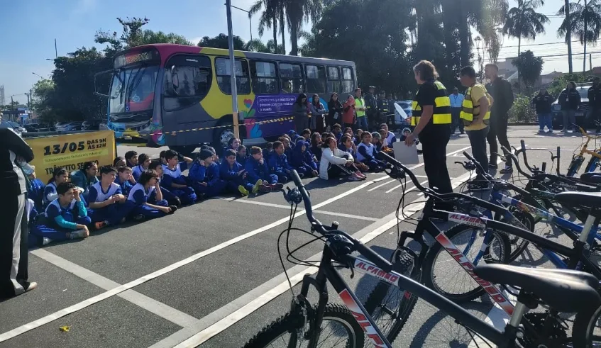 Ação contou com atividades da Escola Mirim de Trânsito, distribuição de material educativo e uma ação com óculos que simula embriaguez para alertar sobre riscos. Foto: Divulgação/PMMC