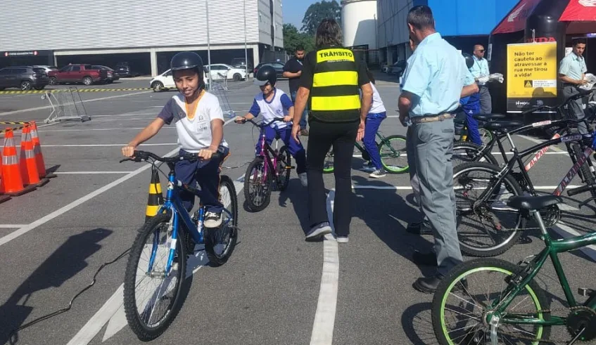 Ação contou com atividades da Escola Mirim de Trânsito, distribuição de material educativo e uma ação com óculos que simula embriaguez para alertar sobre riscos. Foto: Divulgação/PMMC