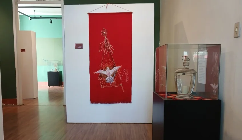 Exposição "Divino: Arte Estampando Estandarte" fica em cartaz na Pinacoteca de Mogi das Cruzes até 29 de maio. Foto: Divulgação/PMMC