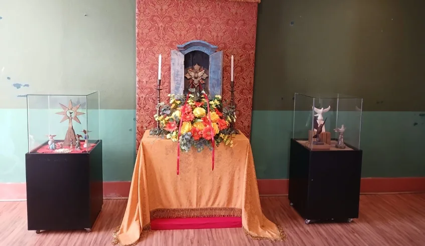 Exposição "Divino: Arte Estampando Estandarte" fica em cartaz na Pinacoteca de Mogi das Cruzes até 29 de maio. Foto: Divulgação/PMMC