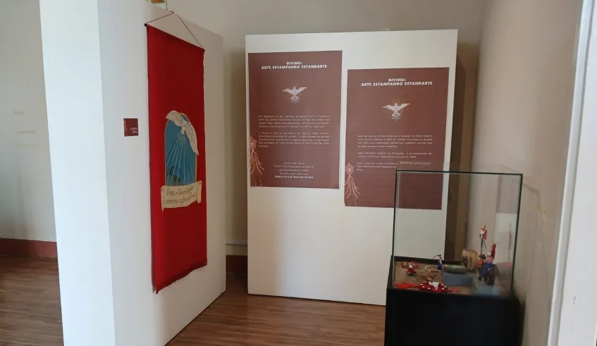 Exposição "Divino: Arte Estampando Estandarte" fica em cartaz na Pinacoteca de Mogi das Cruzes até 29 de maio. Foto: Divulgação/PMMC