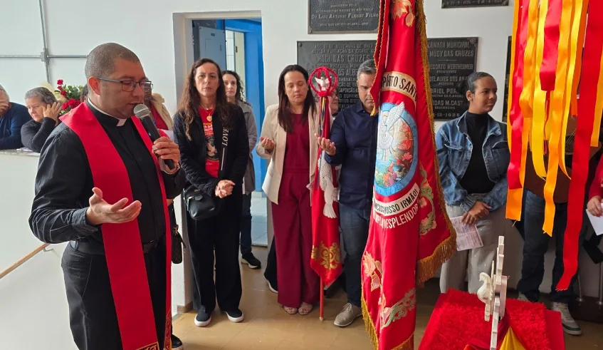 Oração e bênção do Subimpério foram conduzidas pelo padre Luiz Ricardo Cândido da Silva, assessor Eclesiástico da Associação Pró-Festa do Divino (. Foto: Julio Nogueira/Semae)