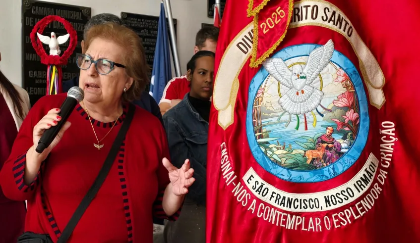 Ao falar sobre tradição e importância da Bandeira do Divino, coordenadora dos Subimpérios, Márcia Andere, elogiou beleza da estrutura montada no Semae (. Foto: Julio Nogueira/Semae)