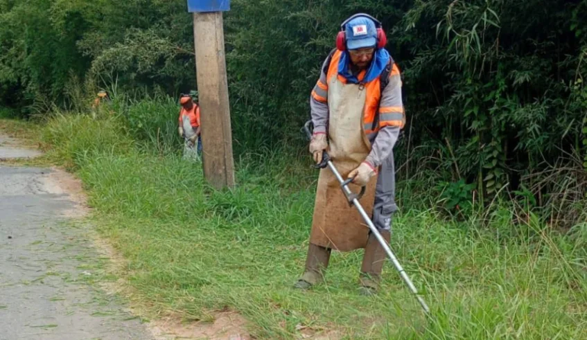 Serviços de roçada da vegetação às margens da Estrada Fujitaro Nagao tiveram início e devem se estender por pelo menos mais uma semana. Foto: Divulgação/PMMC