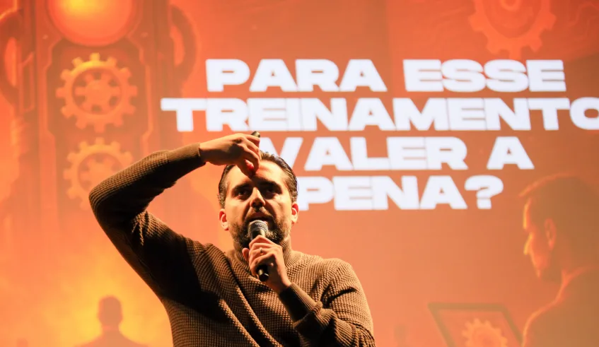A palestra também contou com Guilherme Romanos, fundador da Vitazza, especialista em estratégias de vendas e relacionamento com o cliente e criador da metodologia SERVIR e fundador do Connexus Club. . . .