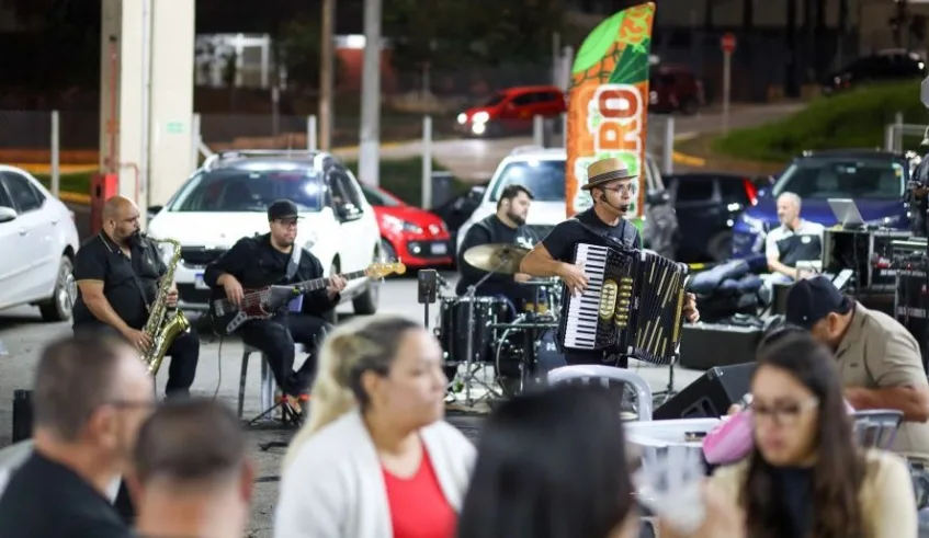 Em meio a uma troca e outra de figurinha, o público pode aproveitar uma programação diversificada da Feira Noturna de Braz Cubas, com música e comidas típicas