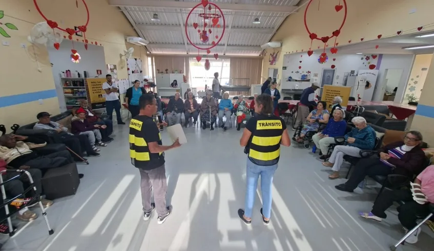 Centro Dia do Idoso recebeu palestra voltada à segurança viária, dentro da programação do Maio Amarelo em Mogi das Cruzes. Foto: Divulgação/PMMC