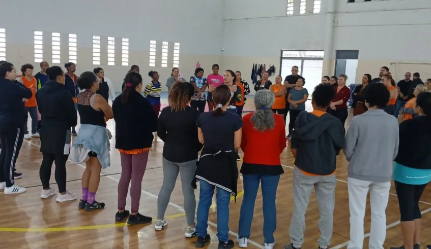 Aulão de Defesa Pessoal Feminina levou noções teóricas e práticas para as alunas do Ginásio Esportivo Deputado Paulo Kobayashi, na Vila Nova Jundiapeba. Foto: Divulgação/PMMC