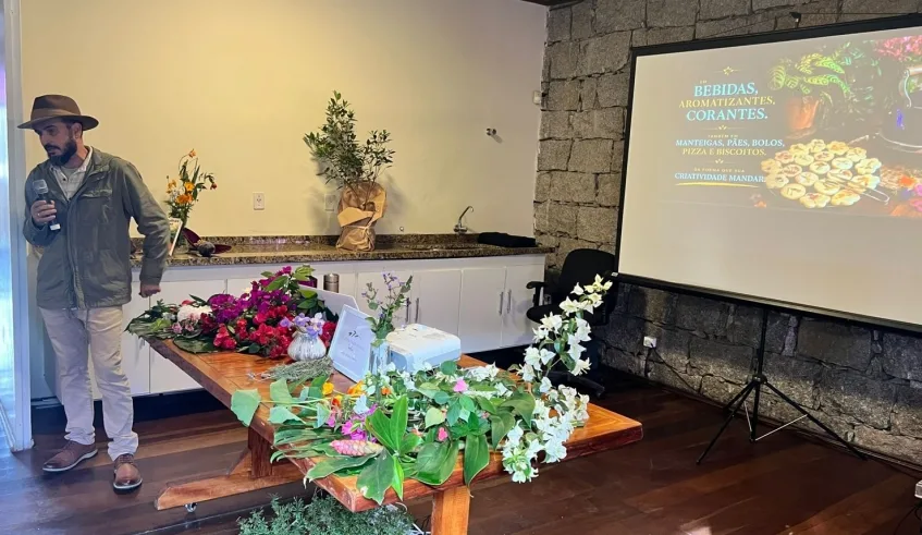 Educador ambiental Flávio Fernandes apresentou o universo das flores comestíveis, abordando suas características, aplicações culinárias. Foto: Divulgação/PMMC