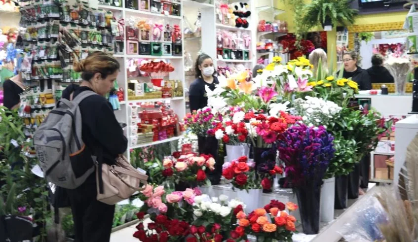 De acordo com os permissionários, rosas e buquês personalizados lideram as encomendas, enquanto flores eternizadas e arranjos diferenciados seguem como opção