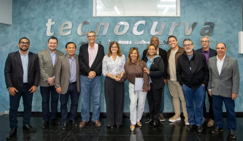 Prefeita Mara Bertaiolli entrega certificados de Tecnologia de Soldagem - Solda Ponto para candidatos aprovados pelo Mutirão de Empregos. Foto: Divulgação/PMMC