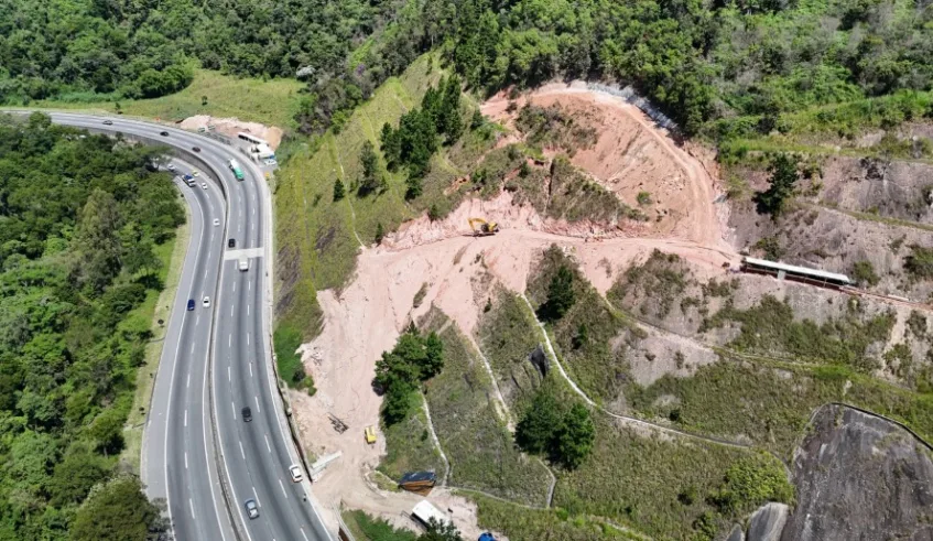 Intervenção no Km 46 da Mogi-Dutra avança na eliminação risco de deslizamentos em trecho. Foto: Divulgação