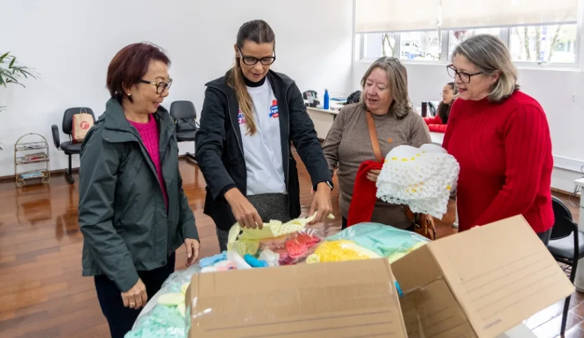 Associação do Voluntariado recebe doações de peças para bebês entregues pela presidente do Fundo Social, Maira Cusatis. Foto: Divulgação - PMMC