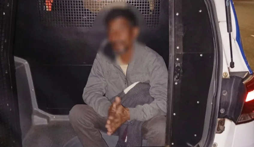 Homem que era procurado pela Justiça devido a condenação de 24 anos por homicídio foi localizado em frente a uma das entradas do Ginásio Tuta, no Mogilar. Foto: Divulgação/PMMC