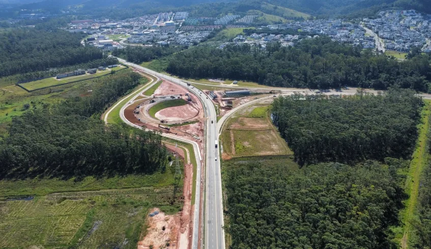 Interdição da avenida Pedro Romero, neste final de semana, será necessária para serviços de içamento das vigas para o viaduto de acesso a condomínio. Foto: Divulgação/PMMC