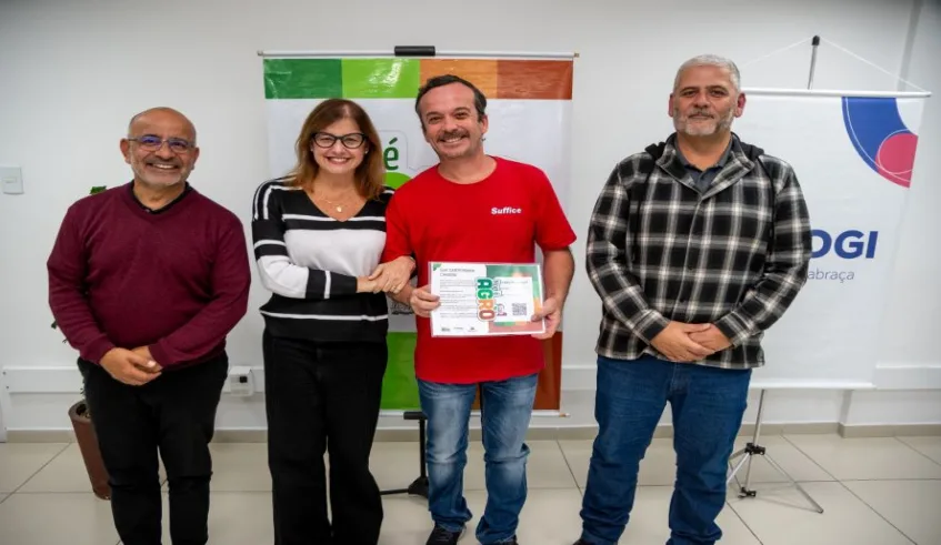 Representando a Daurinho Alimentos, Ricardo Campos de Souza (ao centro) atuará no Mercado Municipal no segmento de doceria e sorvetes artesanais (Divulgação - PMMC