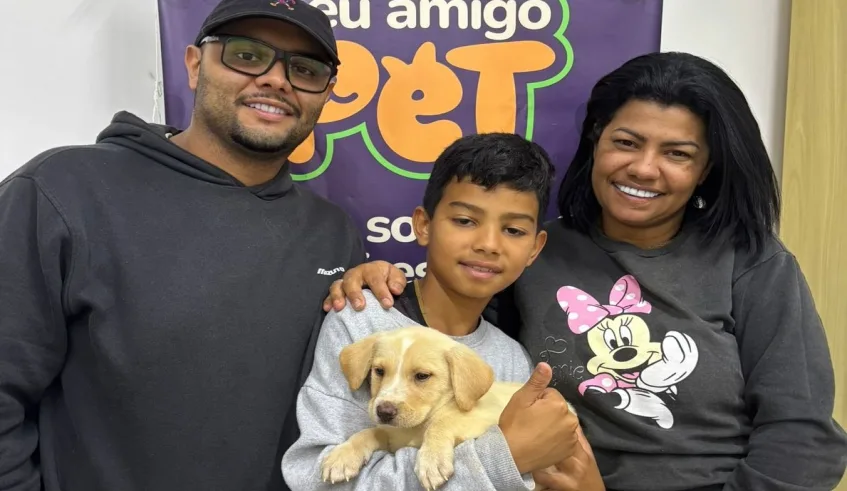 Família adotou filhote de cachorro, que agora conta com um lar amoroso e cheio de cuidados: Nubea tem mais animais disponíveis para adoção. Foto: Divulgação/PMMC