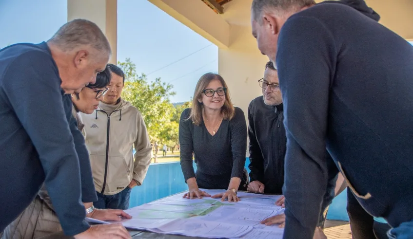 Prefeita Mara Bertaiolli vistoriou o Parque Centenário e anunciou que o espaço receberá investimentos para modernização da estrutura. Foto: Divulgação/PMMC