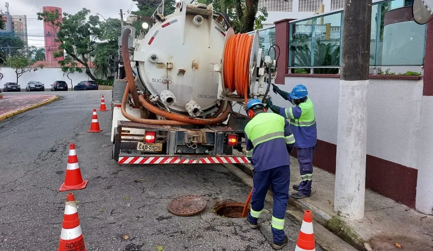 Semae faz sucção de detritos acumulados na rede e jateamento com água sob pressão, no interior da tubulação. Foto: Divulgação/Semae
