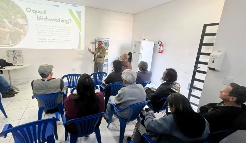 Especialista Luiz Ciaccio ministrou uma palestra sobre a observação de pássaros, proporcionando informações teóricas antes da vivência prática. Foto: Divulgação/PMMC
