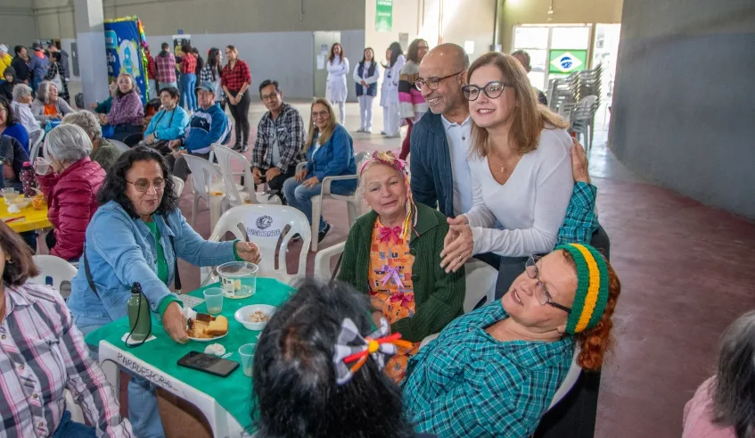 Prefeita Mara Bertaiolli participou da Festa Junina do Pró-Hiper e Mogi Longevidade, que reuniu alunos, professores e estagiários dos projetos voltados aos idosos. Foto: Divulgação/PMMC