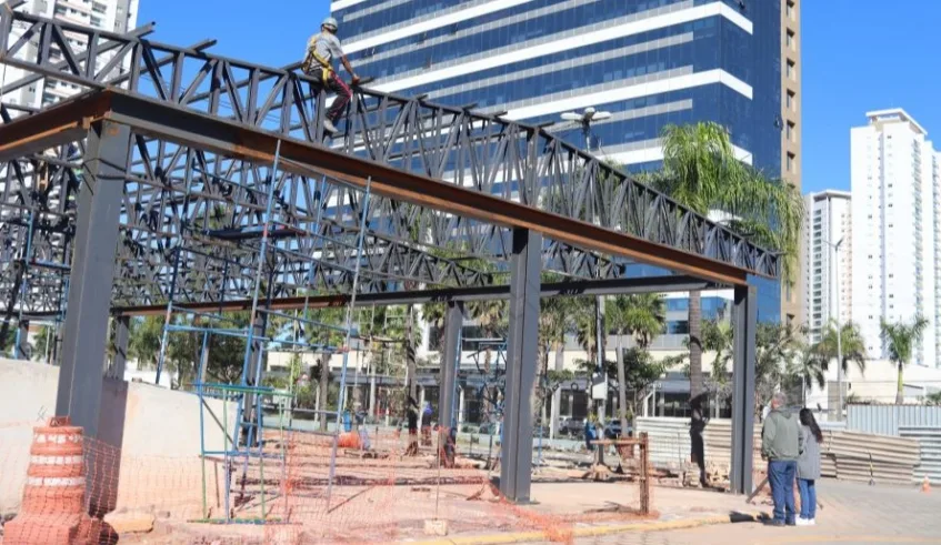 Expectativa é para que a fase de montagem da cobertura seja concluída no mês de julho, para, em seguida, iniciarem os serviços na entrada do Mercado do Produtor