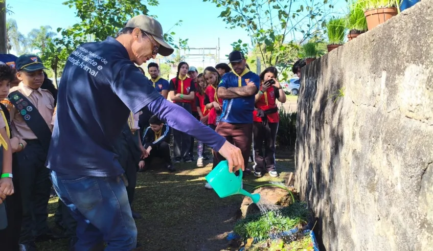 Entre as atividades realizadas no sábado, técnicos da Secretaria do Clima demonstraram a importância da vegetação para prevenção da erosão. Foto: Divulgação/PMMC
