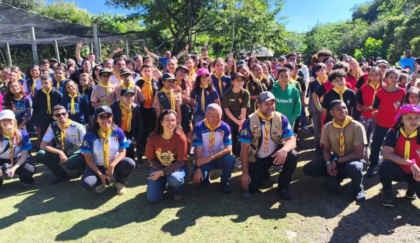 Grupo Desbravadores e Aventureiros participou das atividades no Viveiro Municipal e foi recebido pela secretária Patricia Cesare. Foto: Divulgação/PMMC