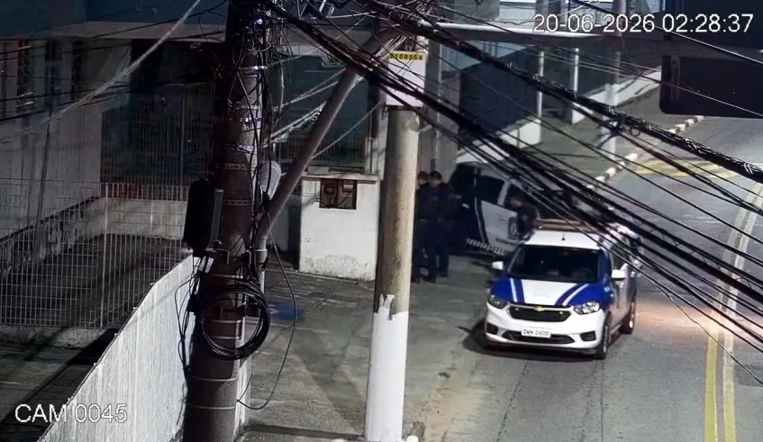 Na madrugada deste sábado (21/06), suspeito de furto tentou se esconder atrás da caixa de força da UBS Vila Natal, mas foi preso pela Guarda Civil Municipal. Foto: Reprodução/Smart Mogi