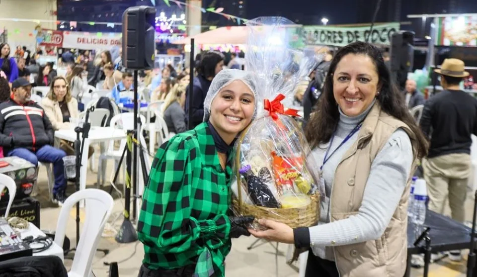 Um dos momentos mais aguardados da noite foi o concurso de melhor traje caipira, que reuniu dezenas de participantes. A grande vencedora foi Débora Rodrigues