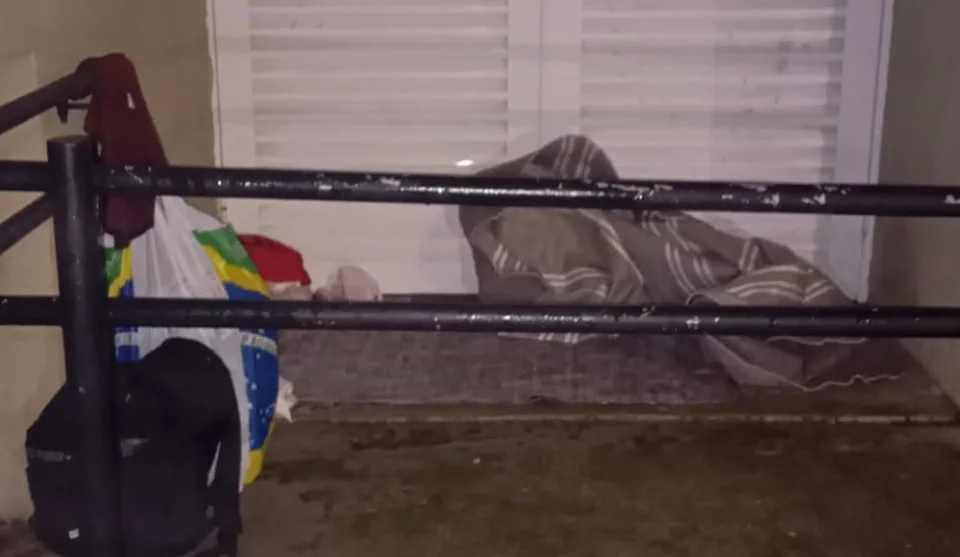 Homem que era procurado pela Justiça devido a condenação de 24 anos por homicídio foi localizado em frente a uma das entradas do Ginásio Tuta, no Mogilar. Foto: Divulgação/PMMC
