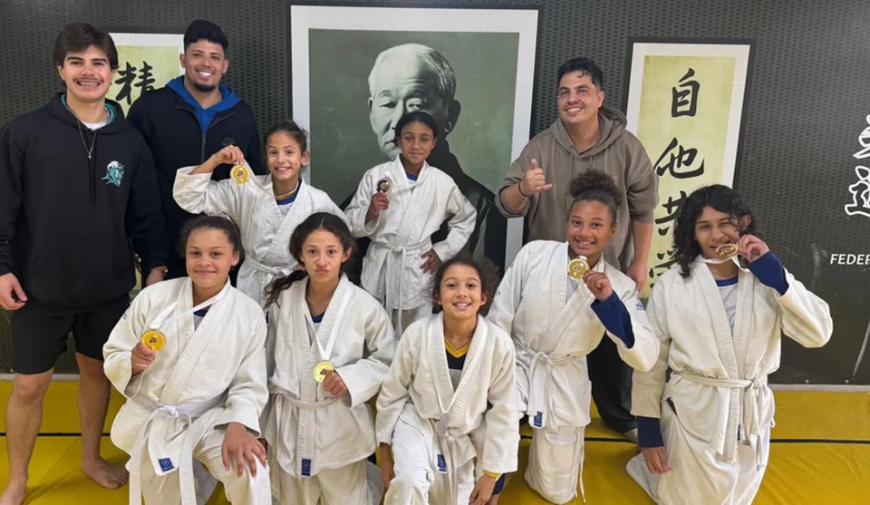 Alunas do CEMPRE Prof. José Limongi Sobrinho, Botujuru, conquistaram o primeiro lugar no judô na 4ª Olimpíada e Paralimpíada Pequenos Esportistas. Foto: Divulgação-PMMC