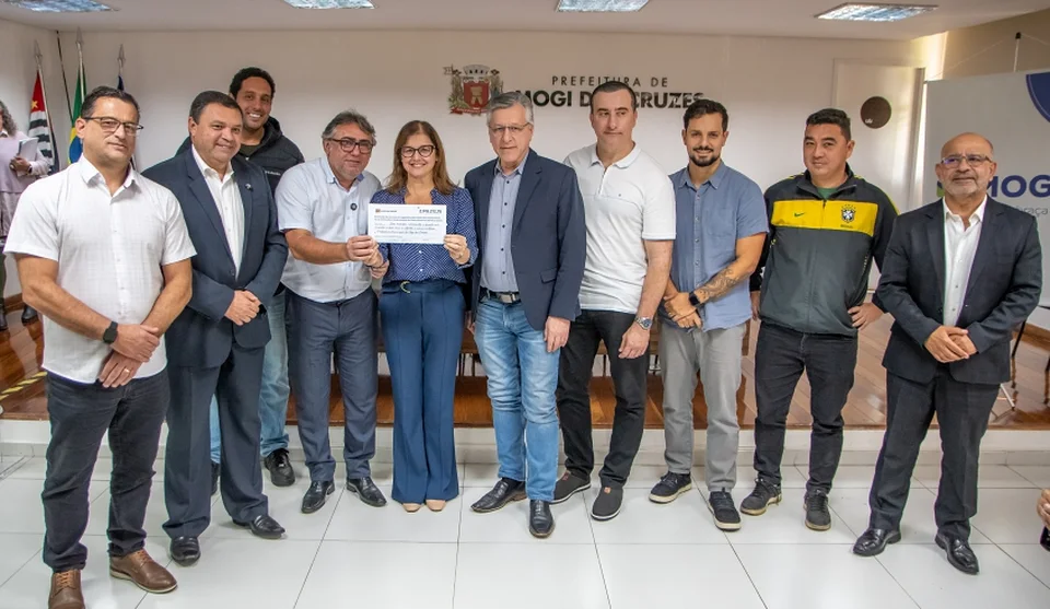 Durante evento, o presidente da Câmara Municipal, Francimário Vieira, o Farofa, entregou cheque simbólico no valor de R$ 2.918.212,75 à prefeita Mara Bertaiolli. Foto: Divulgação/PMMC