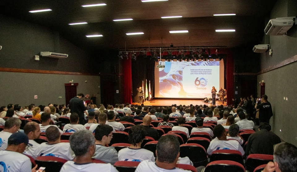 Cerimônia no Theatro Vasques reuniu servidores e autoridades para apresentação da programação de eventos comemorativos pelos 60 anos do Semae. Foto: Divulgação/PMMC