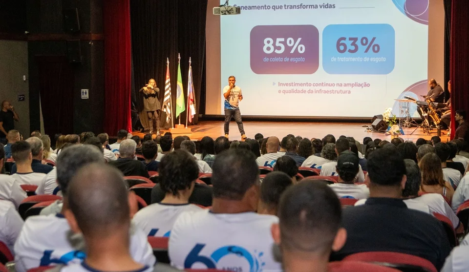 Junto à prefeita, diretor-geral do Semae fez balanço das principais obras concluídas e em andamento a partir de 2025. Foto: Divulgação/PMMC