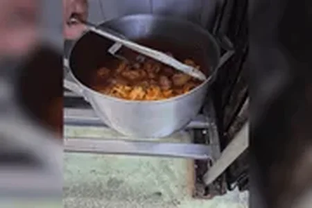 Os alimentos foi descartados e o estabelecimento recebeu prazo para adequação
