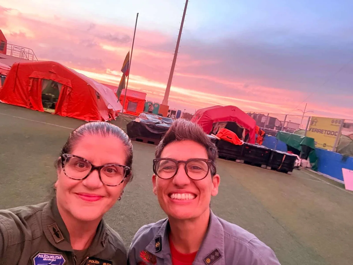 Capitã Fabiana (à esquerda) e major Daniela (à direita) em acampamento na Venezuela. Foto: Divulgação/Corpo de Bombeiros