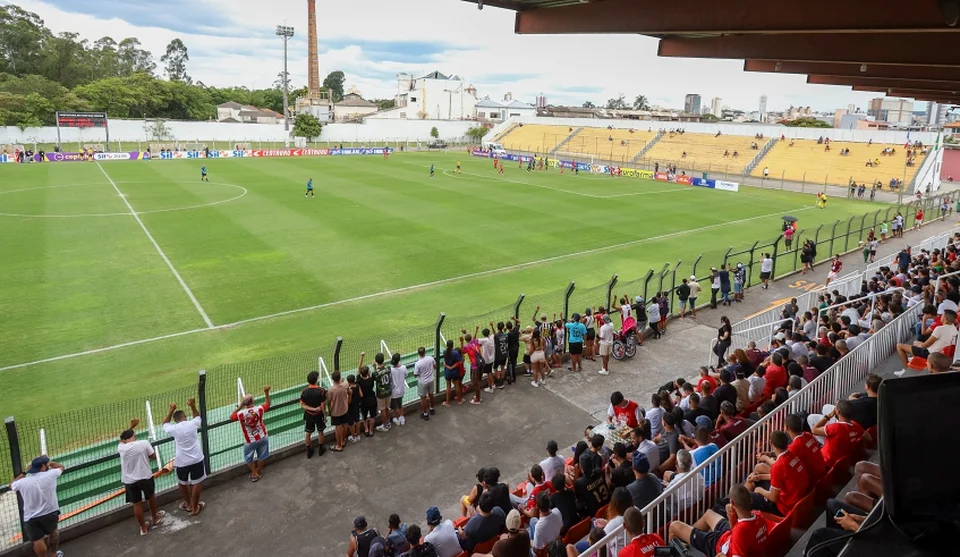 Gramado do Nogueirão foi analisado por profissional técnico da Federação Paulista de Futebol em critérios de performance e de infraestrutura, sendo aprovado. Foto: Divulgação/PMMC