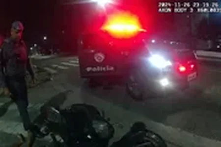 Imagem mostra policial chutando arma