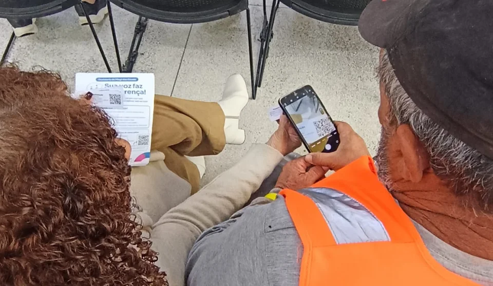 Servidores da Saúde mostram aos pacientes como podem opinar sobre o atendimento que recebem nas unisades. Foto: Divulgação/PMMC