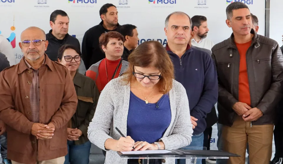 A prefeita assinou a Ordem de Serviço para iniciar os trabalhos na Vila Nova Jundiapeba. Foto: Divulgação/PMMC