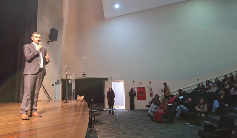 No primeiro dia da programação, o professor Lucas da Silva Martins falou sobre &ldquo;Concepções do Sujeito Surdo&rdquo;. A programação segue ao longo de julho com atividades sobre Manejo do Comportamento . . .