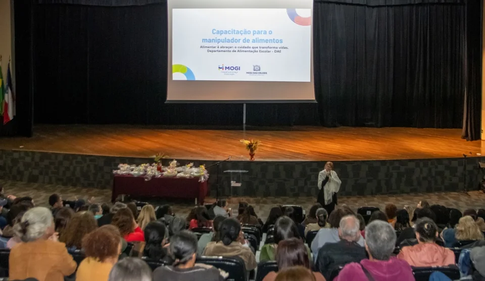 Cerca de 300 profissionais participaram do encontro, realizado pela Secretaria de Educação, por meio do Departamento de Alimentação Escolar (DAE). Foto: Divulgação/PMMC