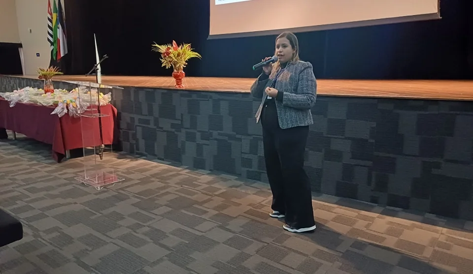 A nutricionista responsável técnica do DAE, Sara Monteiro, apresentou o tema “Autocuidado e Boas Práticas: A receita para uma alimentação segura”. Foto: Divulgação/PMMC