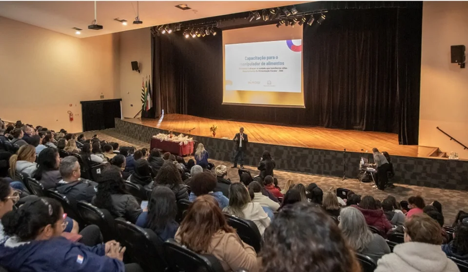 O encontro de manipuladores de alimentos 2026 contou com palestras e o anúncio de ações de valorização. Foto: Divulgação/PMMC