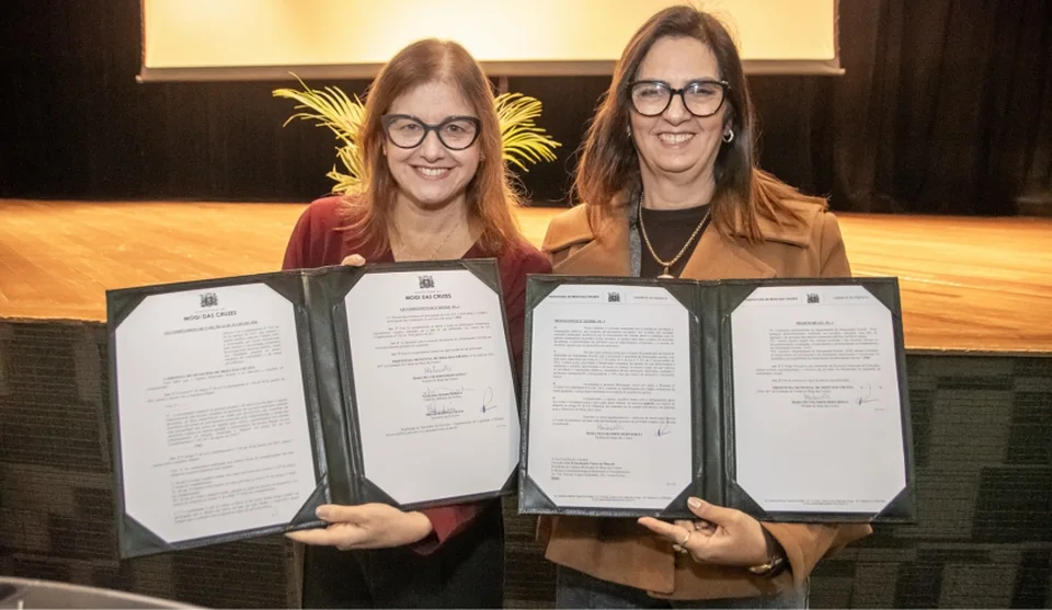 A prefeita assinou o anteprojeto de lei da criação da gratificação para os profissionais que desempenharem atividades de fiscalização da qualidade da alimentação escolar e sancionou a lei que amplia . . .