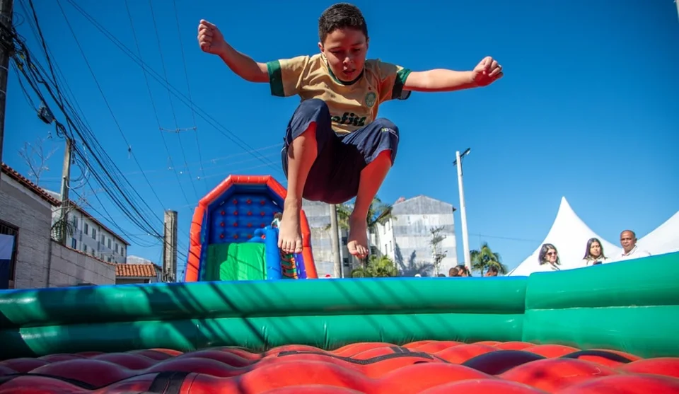 Evento deste sábado, também contou com a realização de mais uma edição do projeto Rua Mais Feliz, levando diversão para as crianças e para as famílias. Foto: Divulgação/PMMC