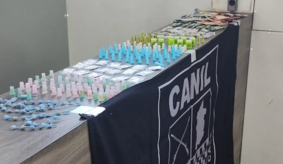 Localização e apreensão de entorpecentes no Conjunto Santo Ângelo teve a participação do Canil da Guarda Civil Municipal, com o cão Raio. Foto: Divulgação/PMMC