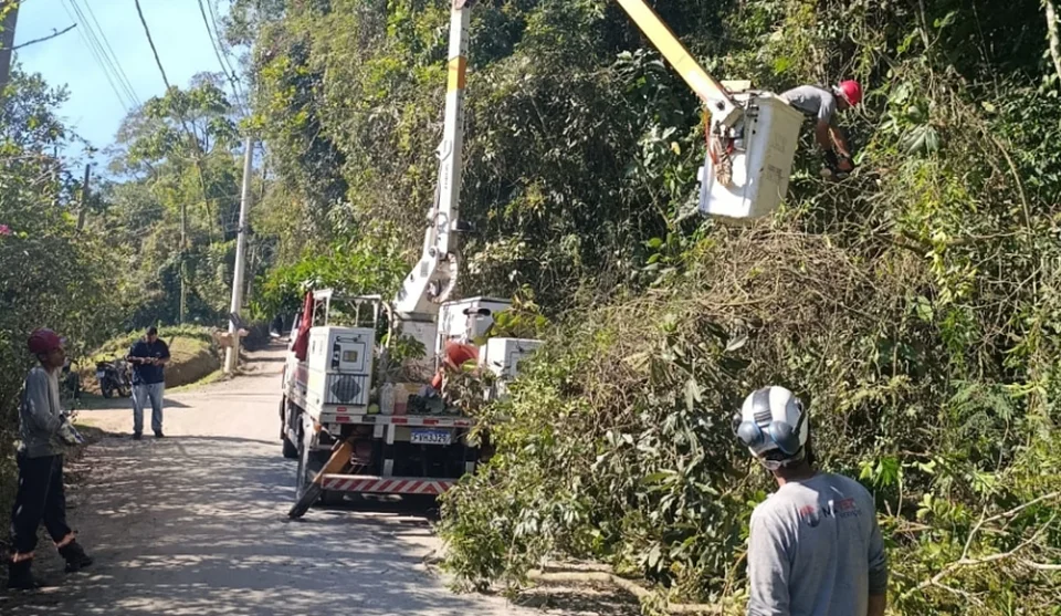 Botujuru recebeu por três dias consecutivos trabalhos de roçada, nivelamento, cascalhamento e limpeza de vias, além da Operação Tapa-Buraco. Foto: Divulgação/PMMC